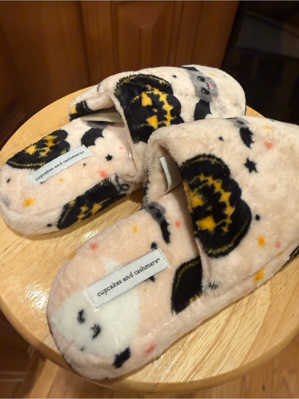 cupcakes & cashmere Halloween Plush Slippers-NWT! Size 7/8 adult